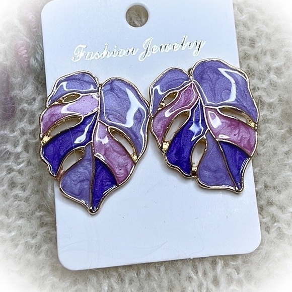 💕Beautiful Plantain Leaf Enamel Fashion Earrings💕 - Picture 4 of 5